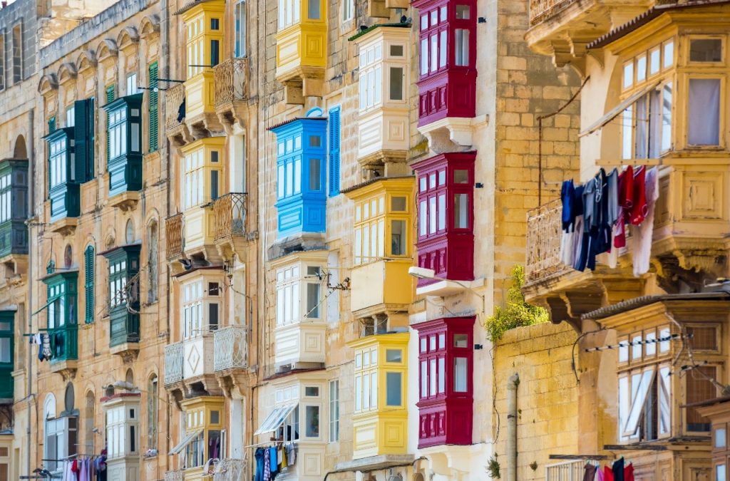 colourful balconies en La Valetta