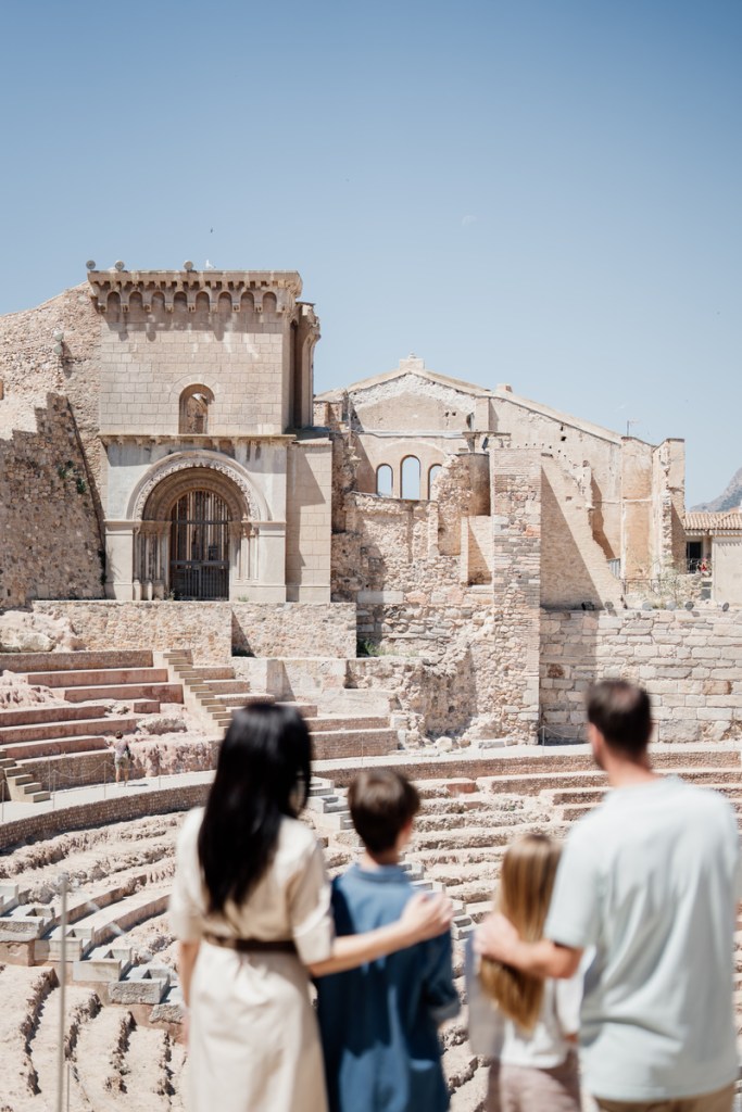 teatro romano cartagena familia