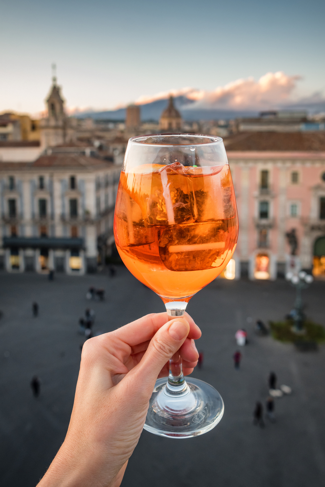 bicchiere spritz con catania fondo