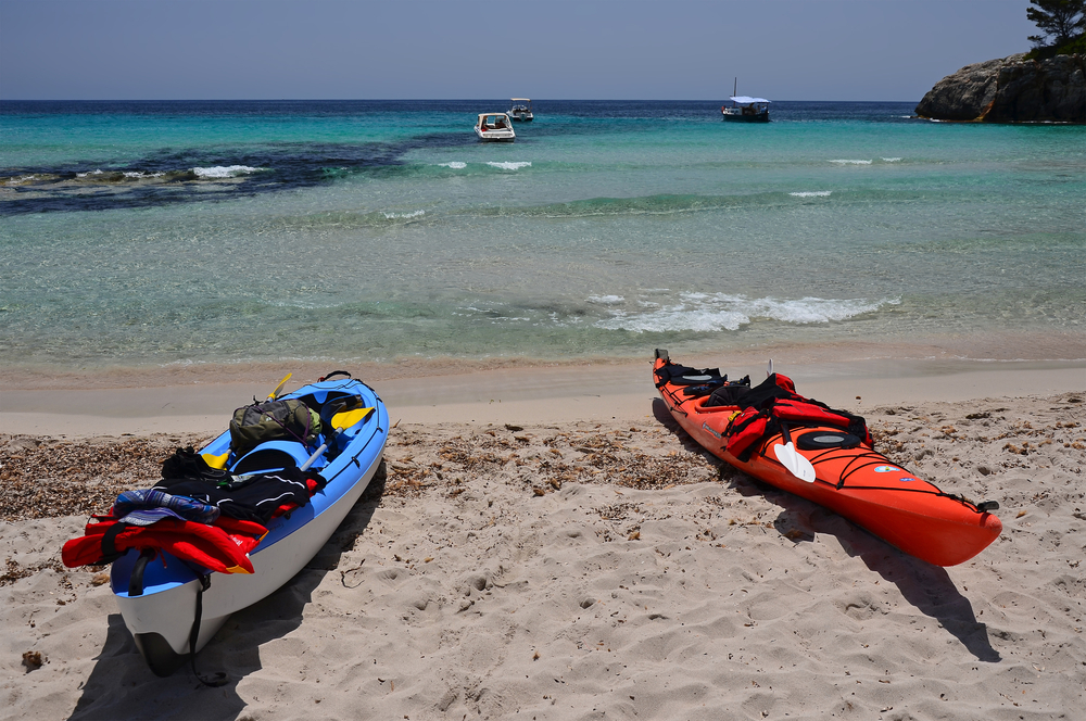 kayaks en una playa de menorca