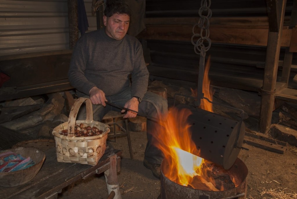 señor asa castañas en el fuego