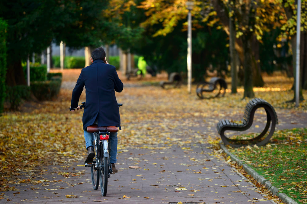 hombre en bicicleta en un parque de vitoria